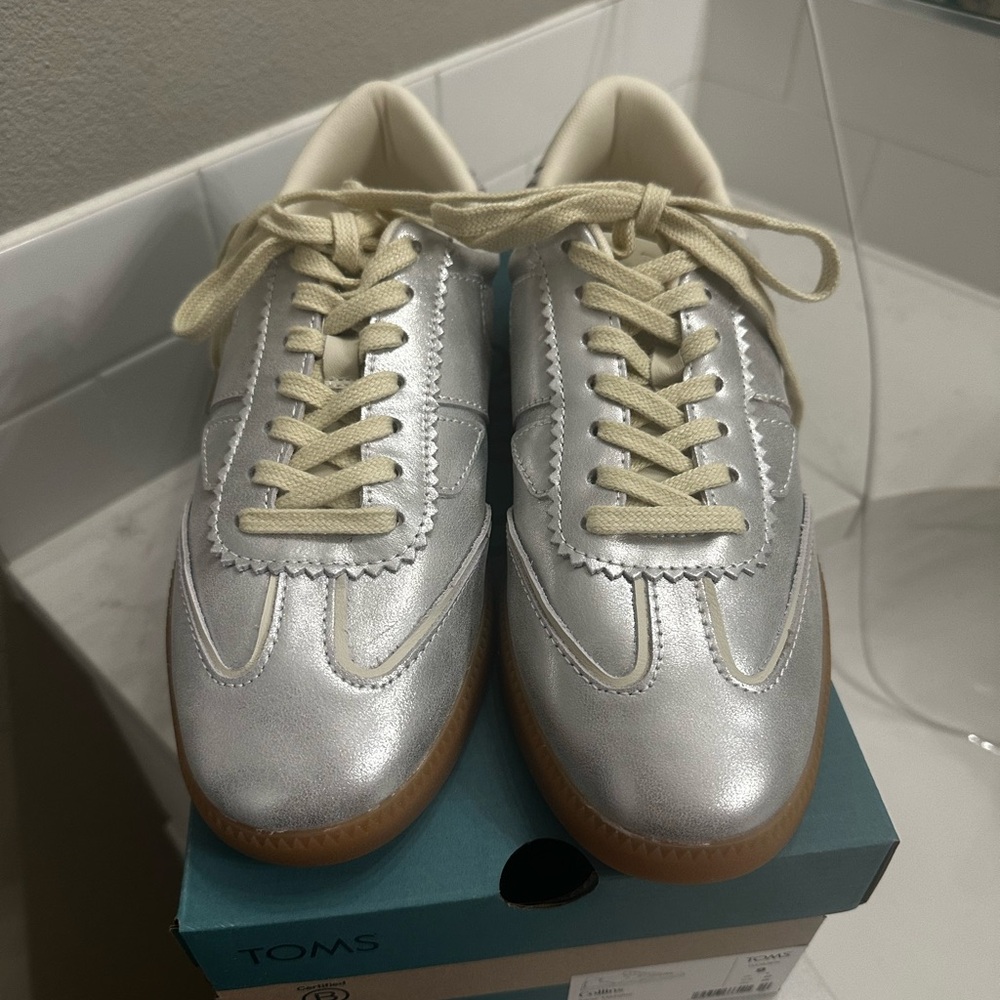 TOMS Collin’s Silver Sneakers with Cream Laces size 9 NWT
